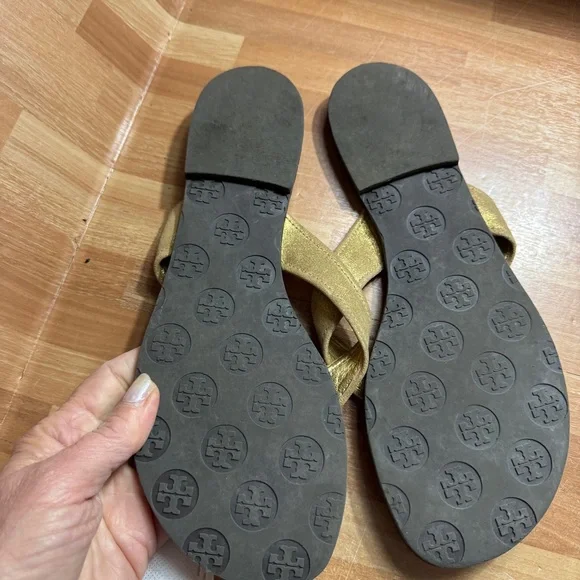 Tory Burch thora flat thong gold leather sandals size 8 - Picture 6 of 8